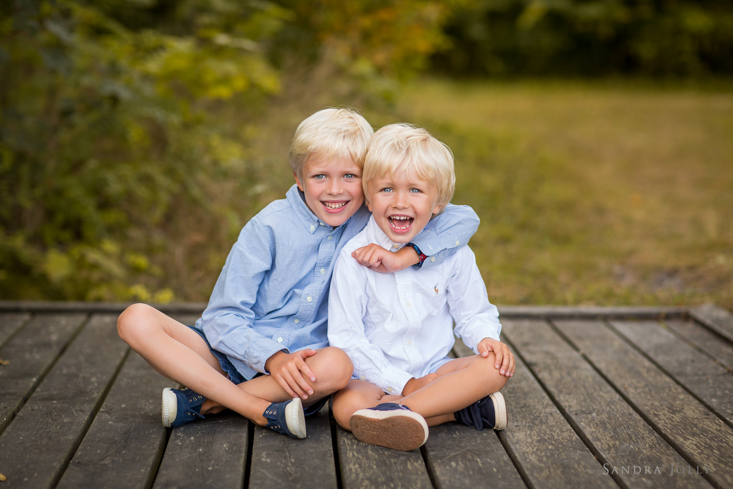 Happy-brothers-by-Täby-fotograf-Sandra-Jolly.jpg