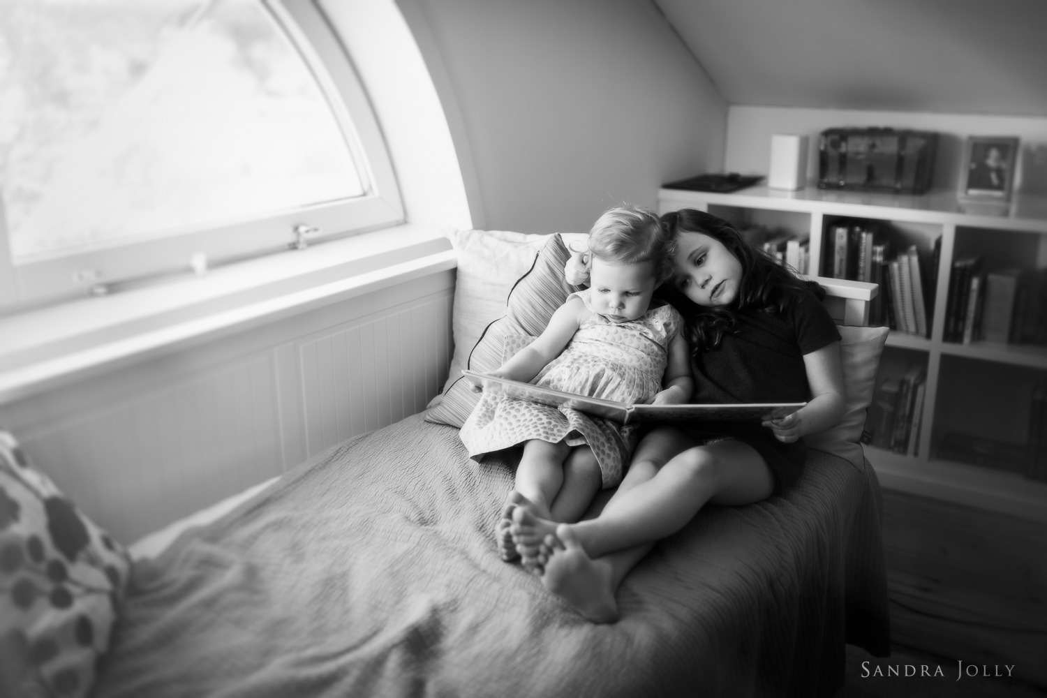 sisters-reading-by-Stockholm-family-photographer-Sandra-Jolly.jpg