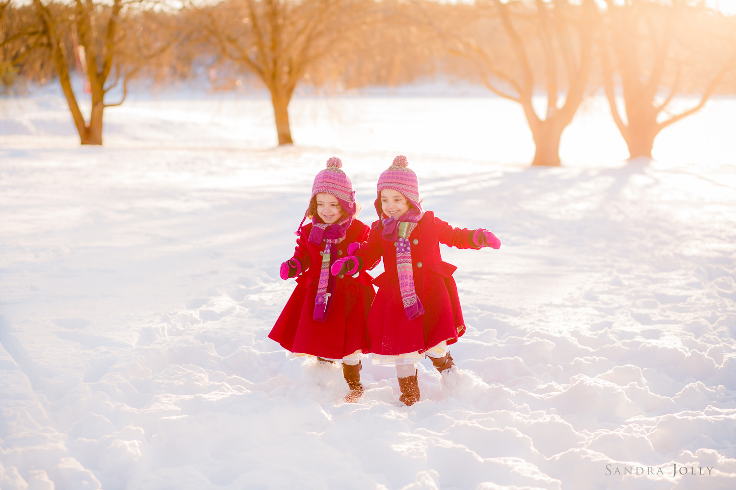 twins-running-in-the-snow-by-bra-familjefotograf-Sandra-Jolly.jpg