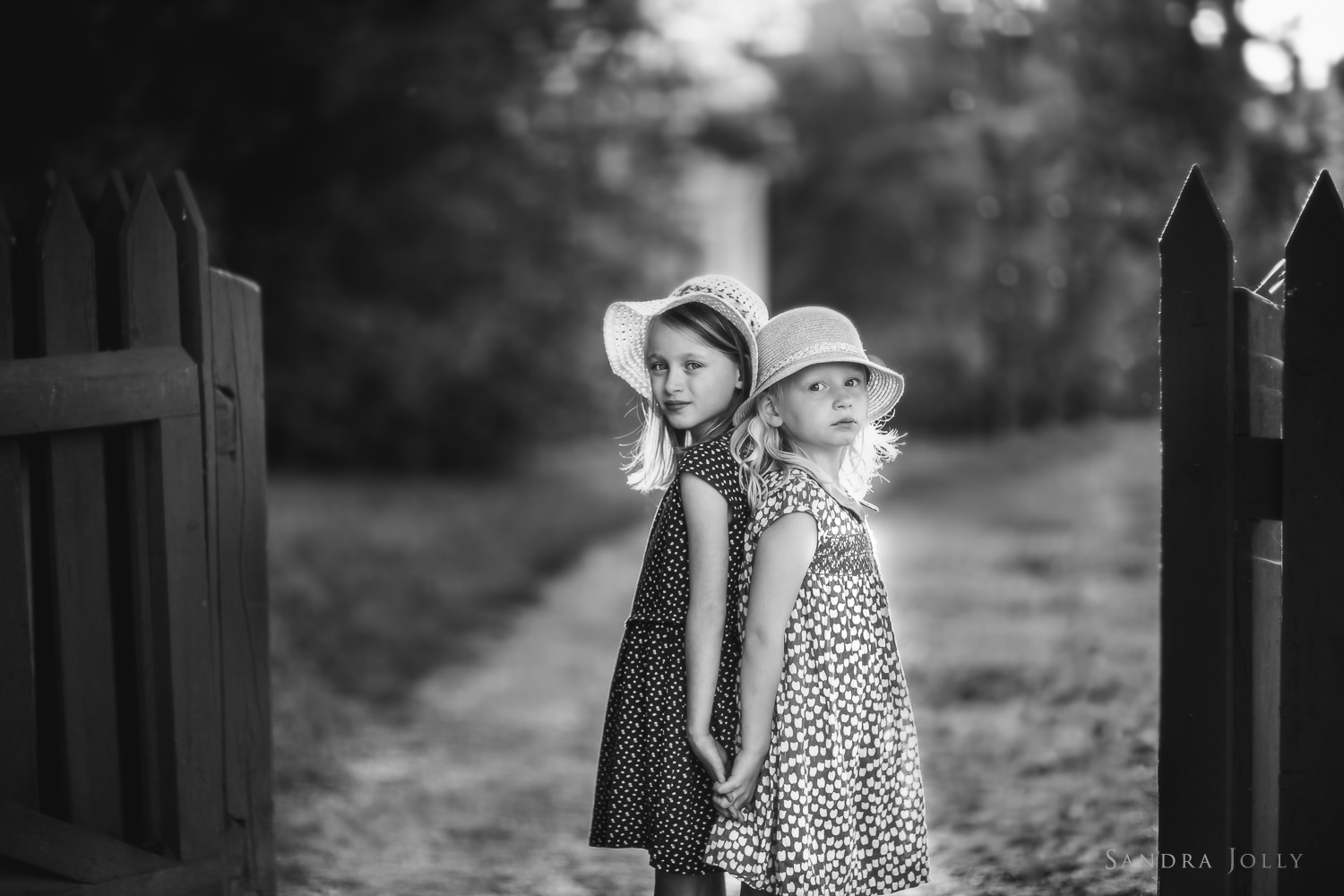 black-and-white-photo-of-sisters-by-Stockholm-family-photographer-Sandra-Jolly.jpg