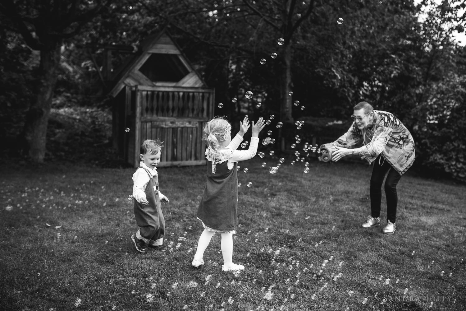 grandma-playing-with-grandchildren-by-täby-fotograf-sandra-jolly.jpg