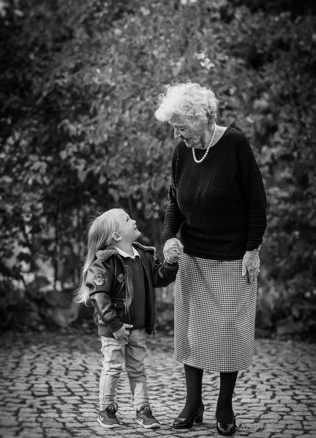 grandson-and-grandmother-by-Stockholm-family-photographer-Sandra-Jolly.jpg