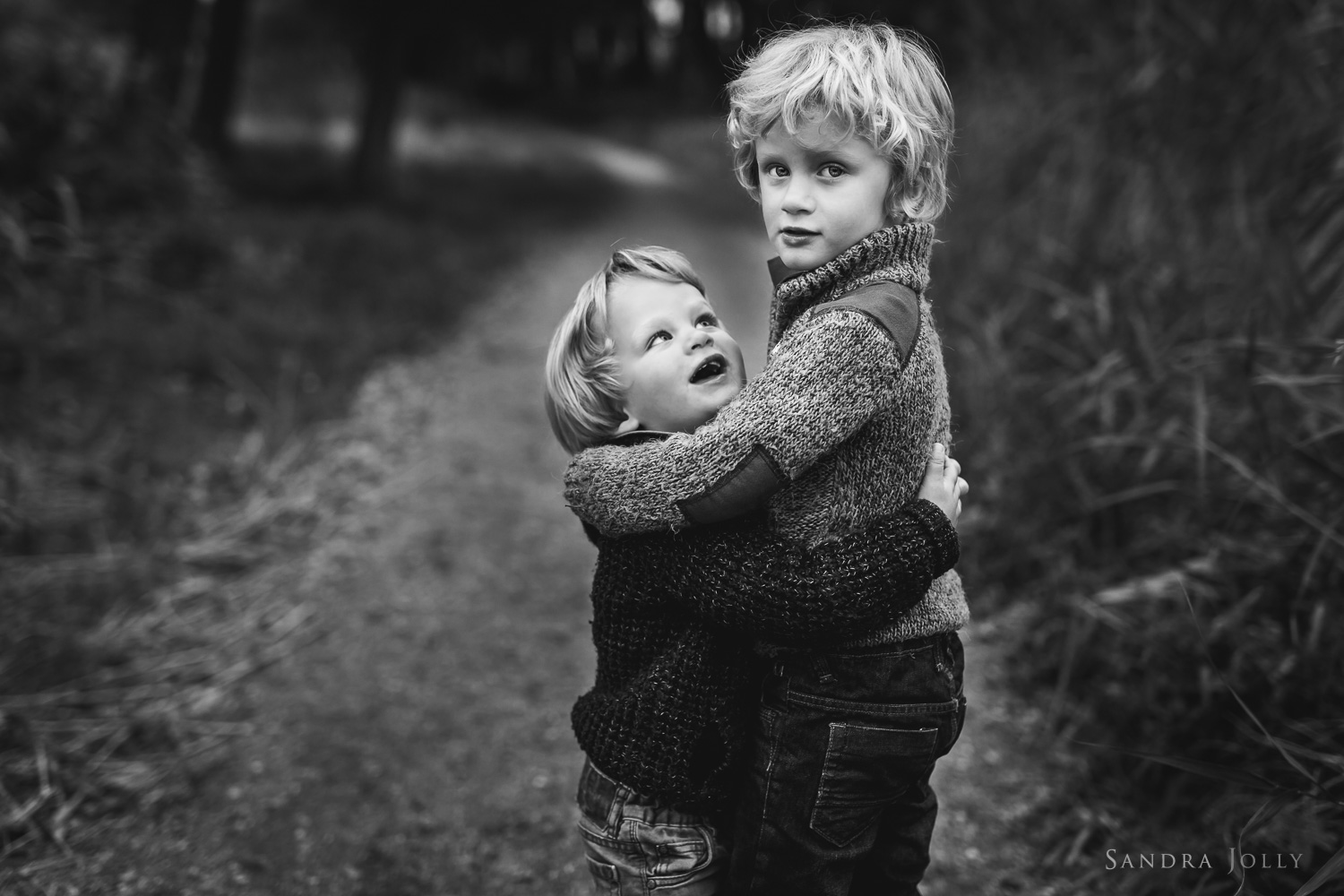 brothers-hugging-by-familjefotograf-Sandra-Jolly.jpg