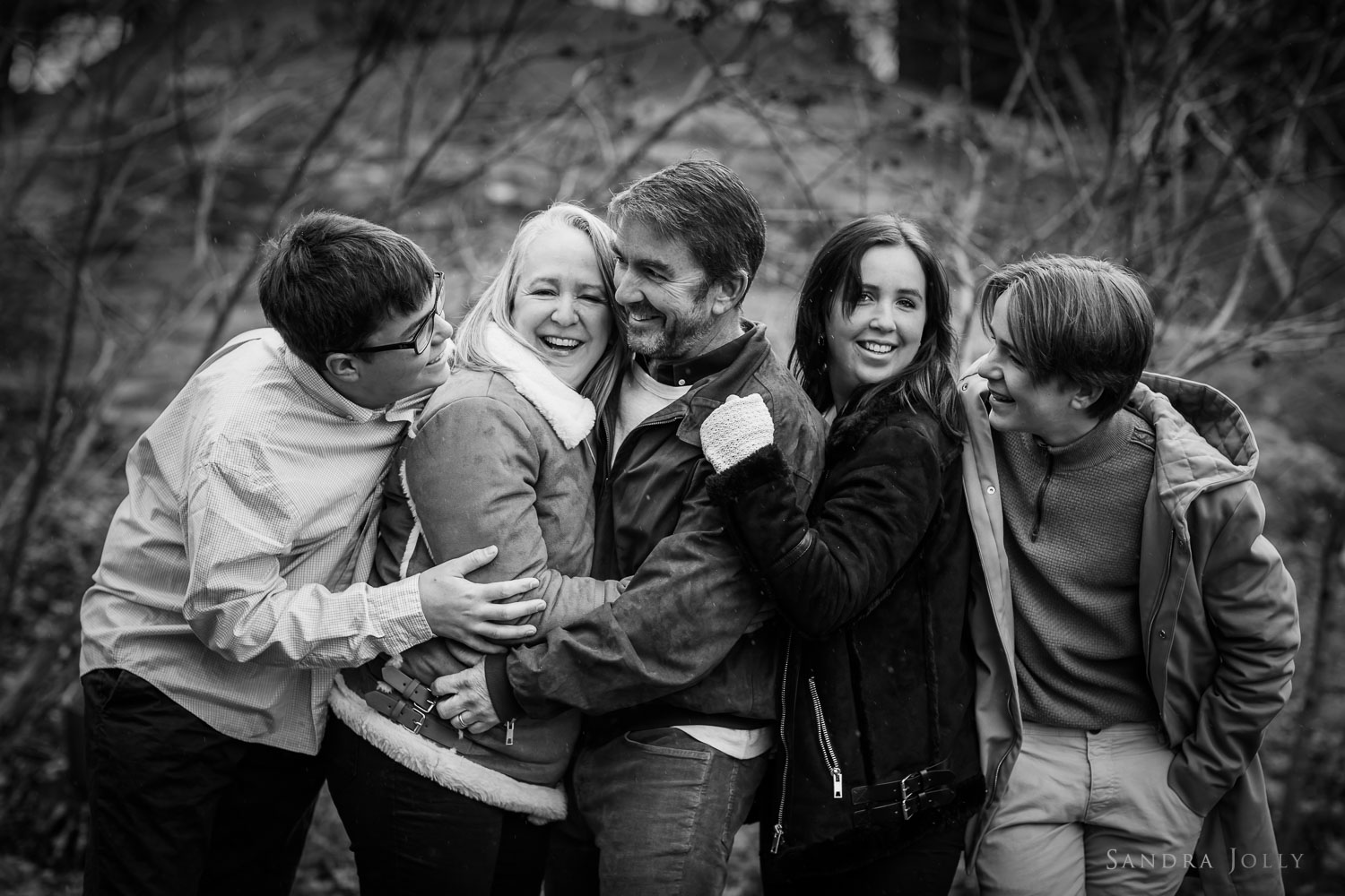 family-hugging-in-Danderyd-by-familjefotograf-Sandra-Jolly.jpg