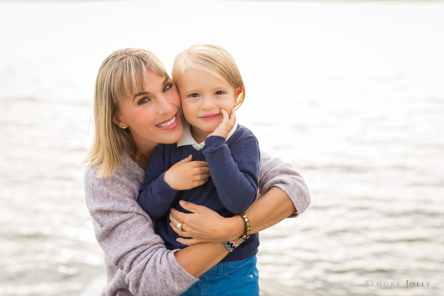 mother-and-son-hugging-photo-session-in-Stockholm.jpg