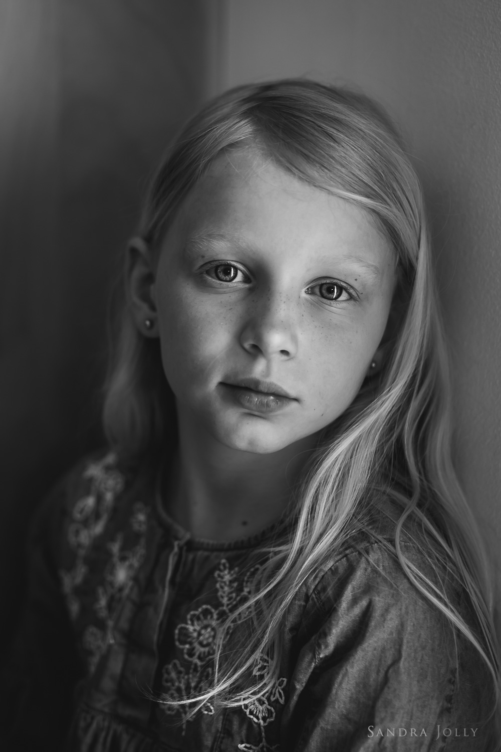 black-and-white-portrait-of-young-girl-familjefotograf-Stockholm.jpg