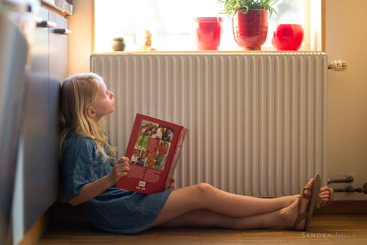 girl-looking-out-window-by-stockholm-family-photographer-sandra-jolly.jpg