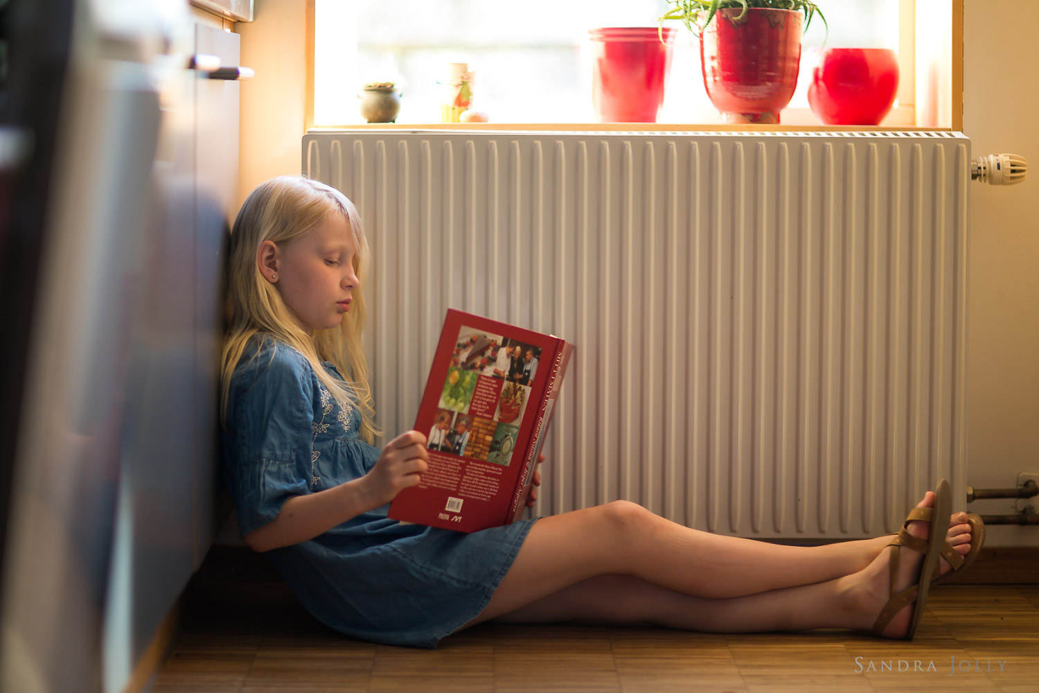 photo-of-girl-reading-by-stockholm-family-photographer-sandra-jolly.jpg