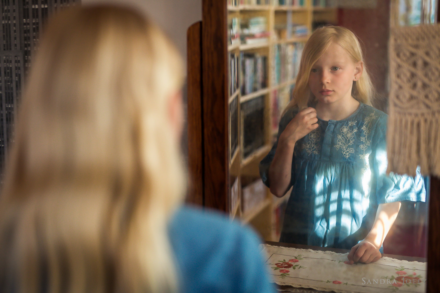 portrait-of-young-girl-in-mirror-familjefotograf-Stockholm.jpg