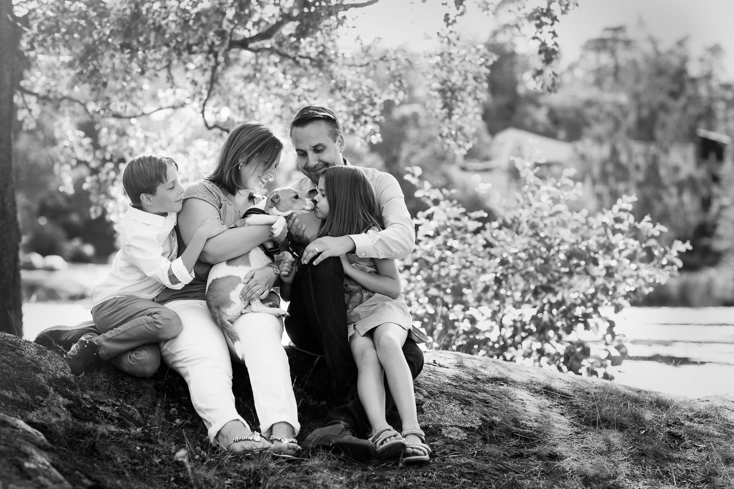 b&w-family-and-dog-photo-session-by-stockholm-family-photographer-sandra-jolly.jpg