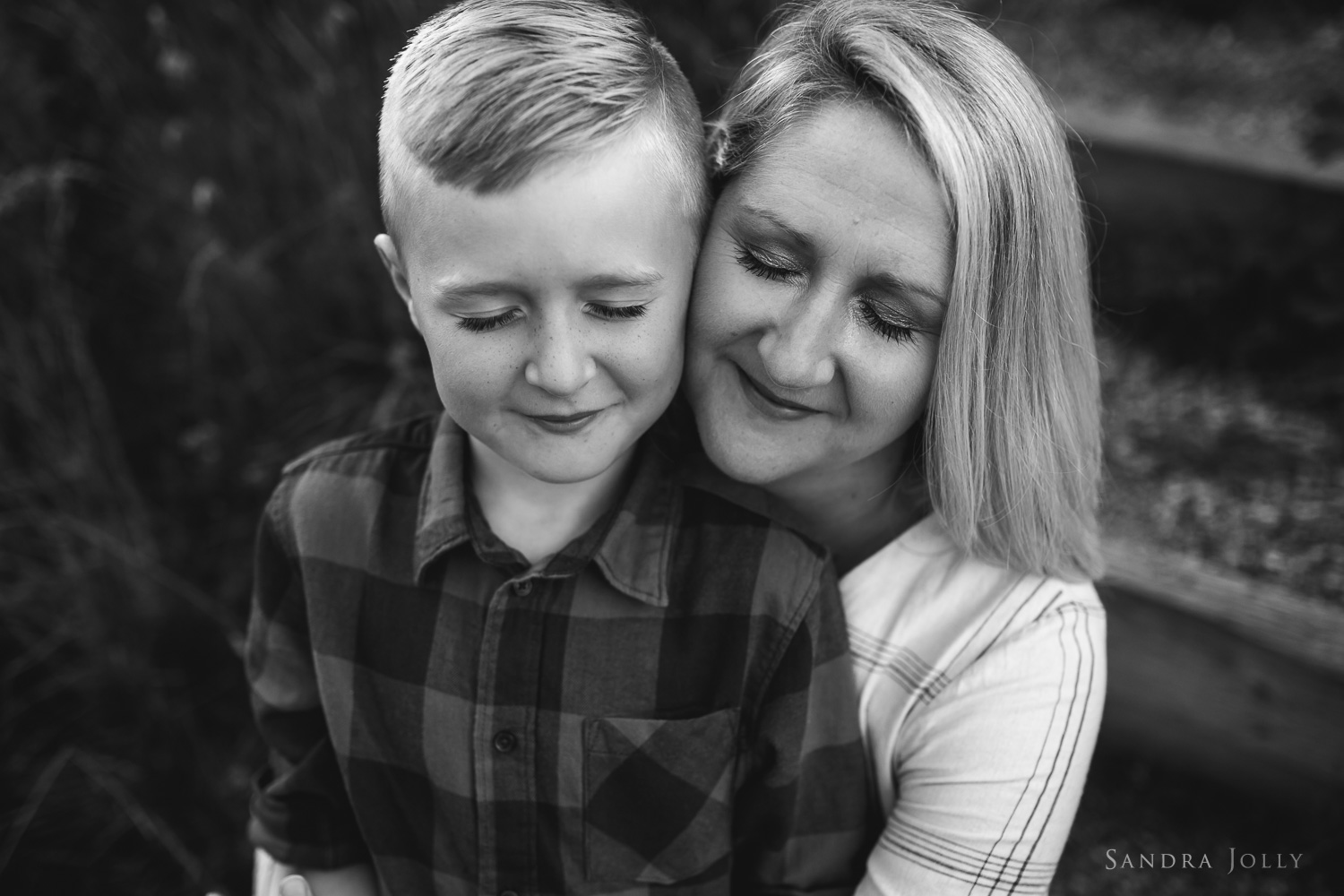 black-and-white-mother-and-son-portrait-stockholm.jpg