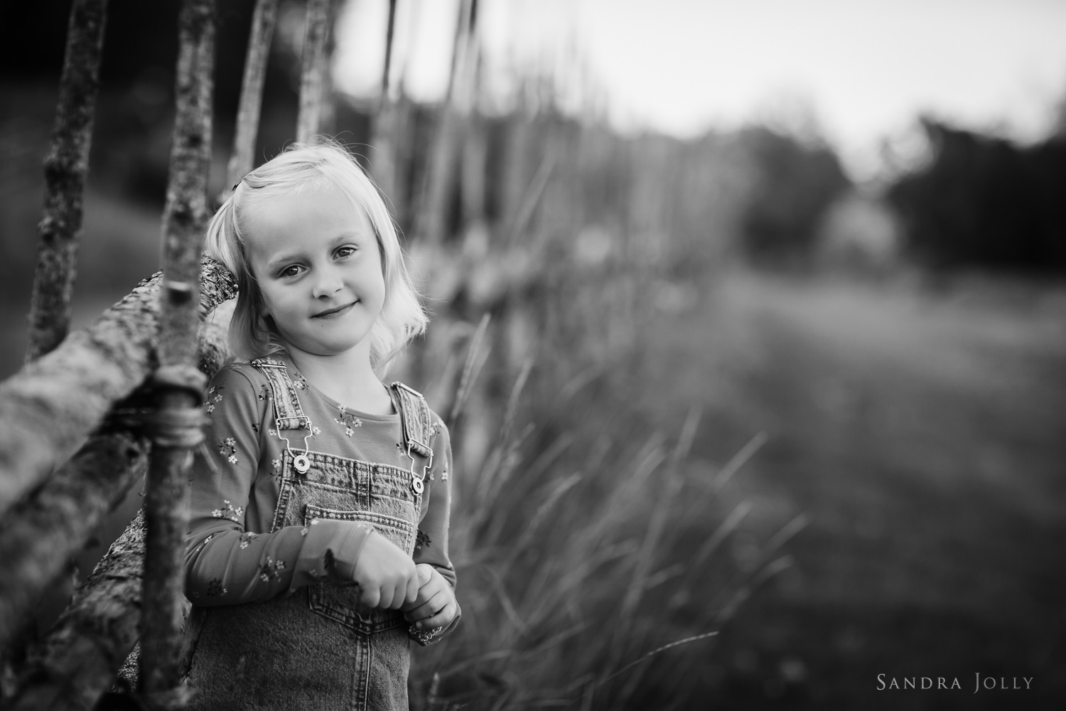 child-outdoor-photo-session-stockholm-by-barnfotograf-sandra-jolly.jpg