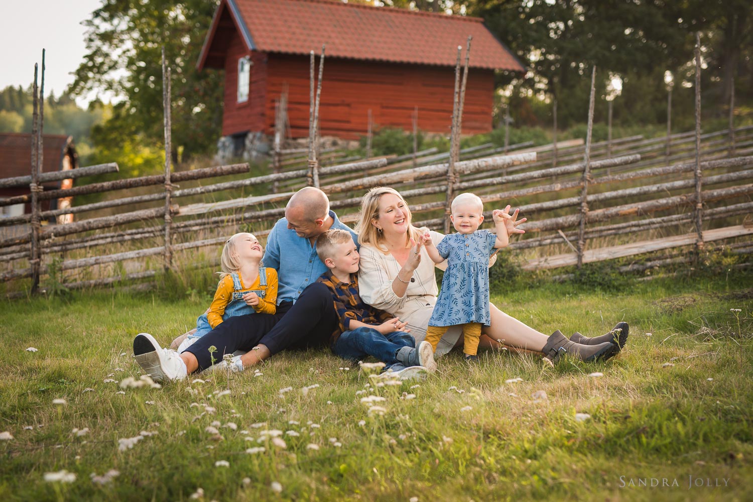family-outdoor-summer-photo-session-stockholm-by-familjefotograf-sandra-jolly.jpg