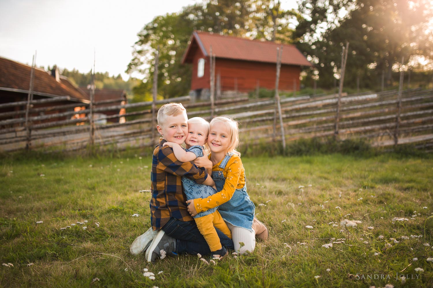 sibling-outdoor-summer-photo-session-stockholm-by-barnfotograf-sandra-jolly.jpg