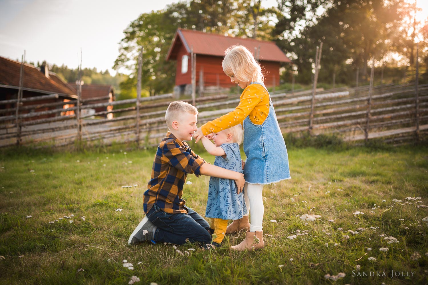 sibling-outdoor-summer-photo-session-stockholm-by-familjefotograf-sandra-jolly.jpg