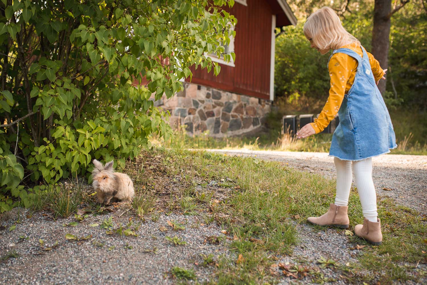 girl-with-rabbit-by-bra-barnfotograf-stockholm-sandra-jolly.jpg