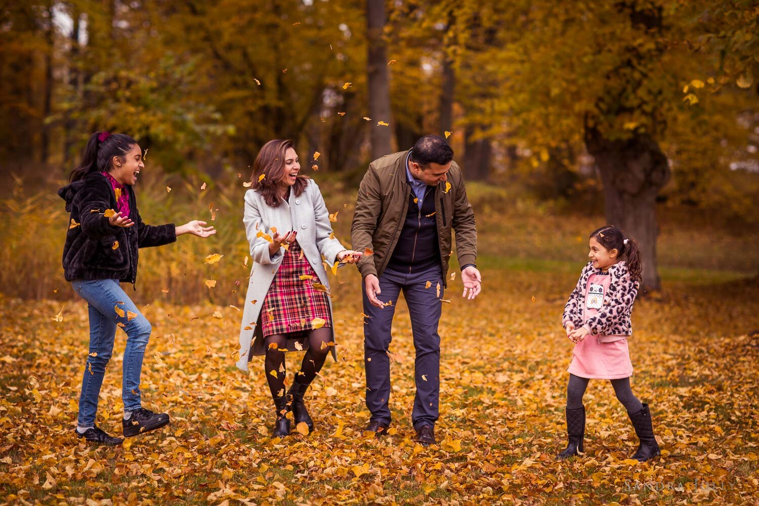 fall-family-photo-session-at-Ulriksdals-Slott-by-kids-photographer-sandra-jolly.jpg