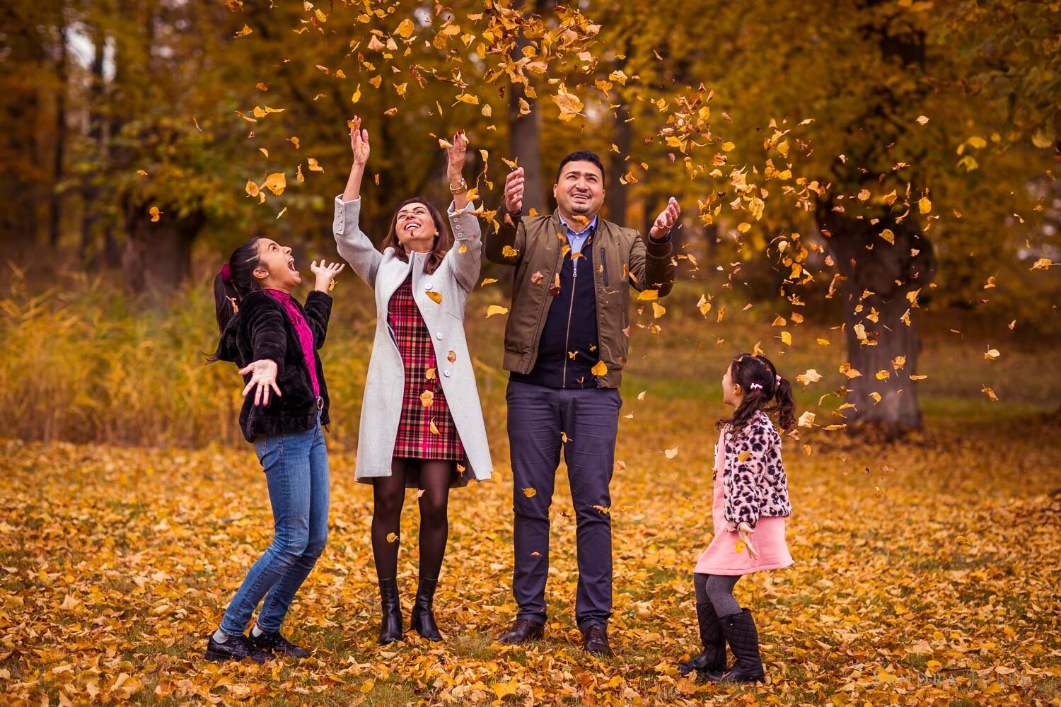 fun-family-autumn-photo-session-at-Ulriksdals-Slott-by-sandra-jolly-photography.jpg