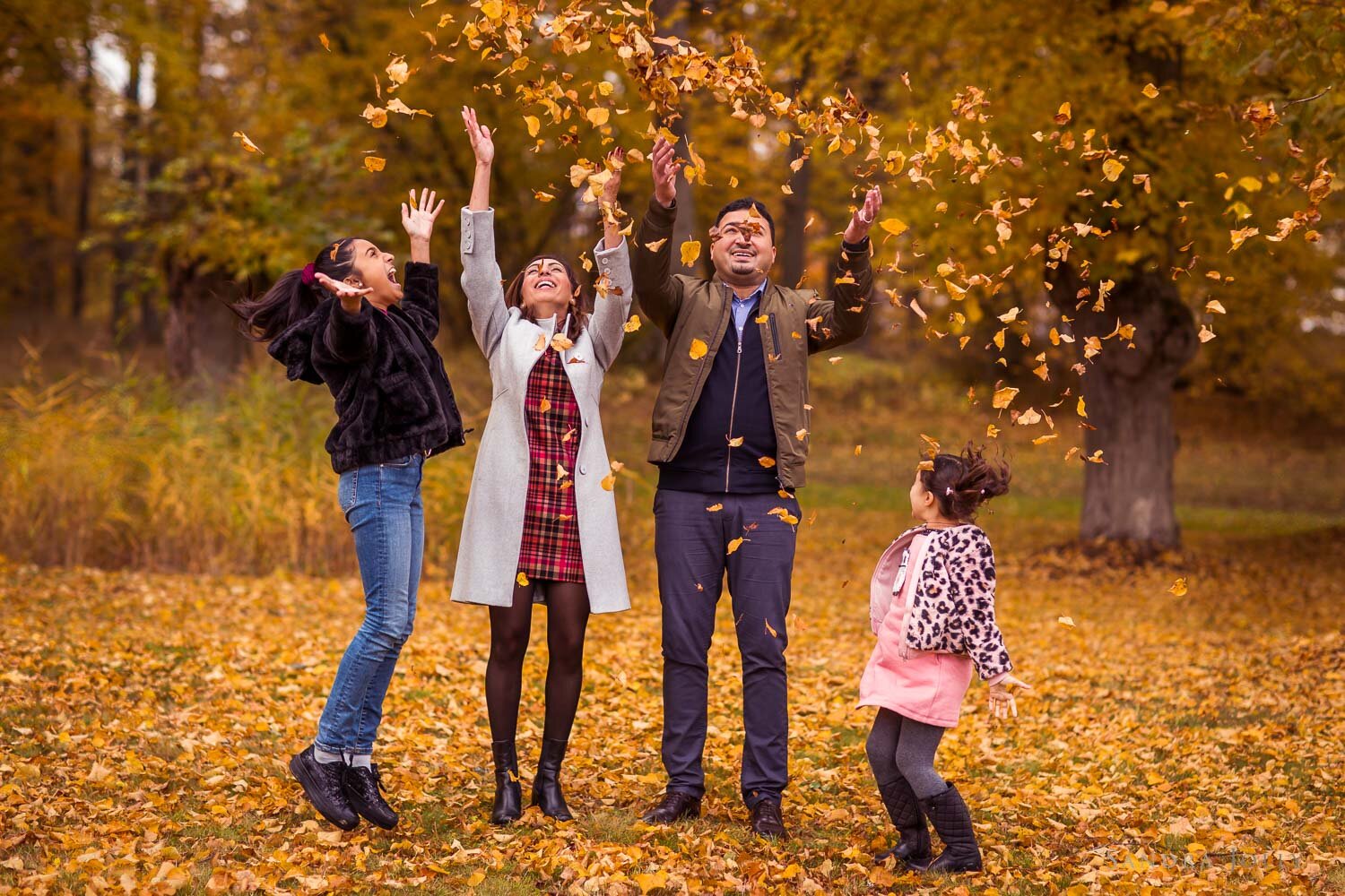 fun-family-autumn-photo-session-at-Ulriksdals-Slott-by-sandra-jolly-stockholm-photographer.jpg