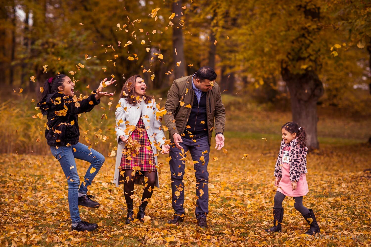 leafy-family-autumn-photo-session-at-Ulriksdals-Slott-by-sandra-jolly.jpg