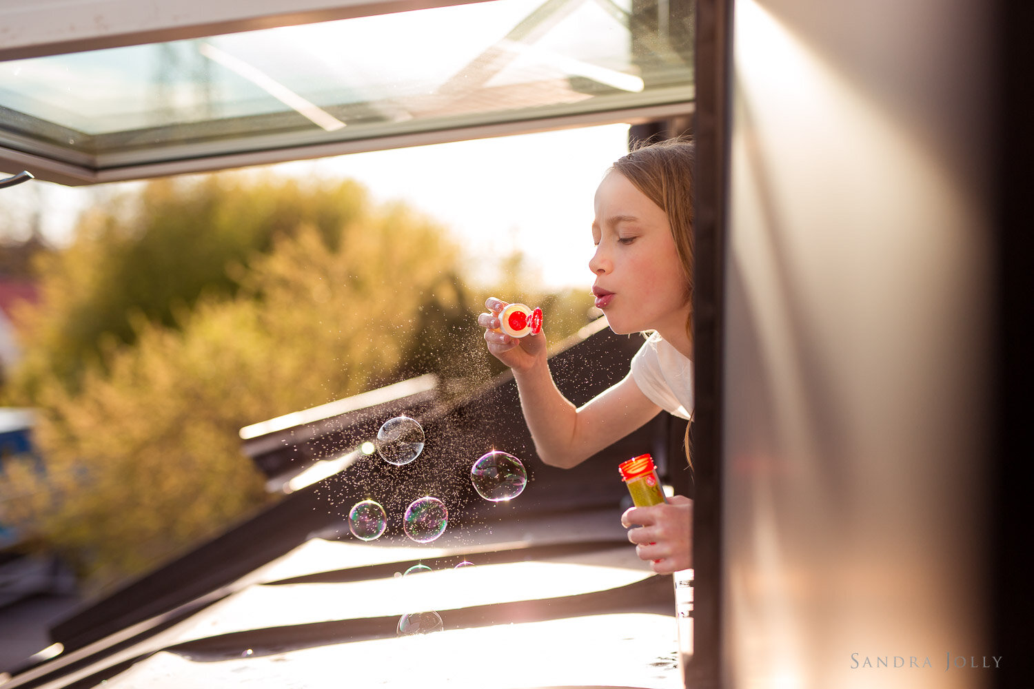 girl-with-soap-bubbles-family-photographer-stockholm.jpg