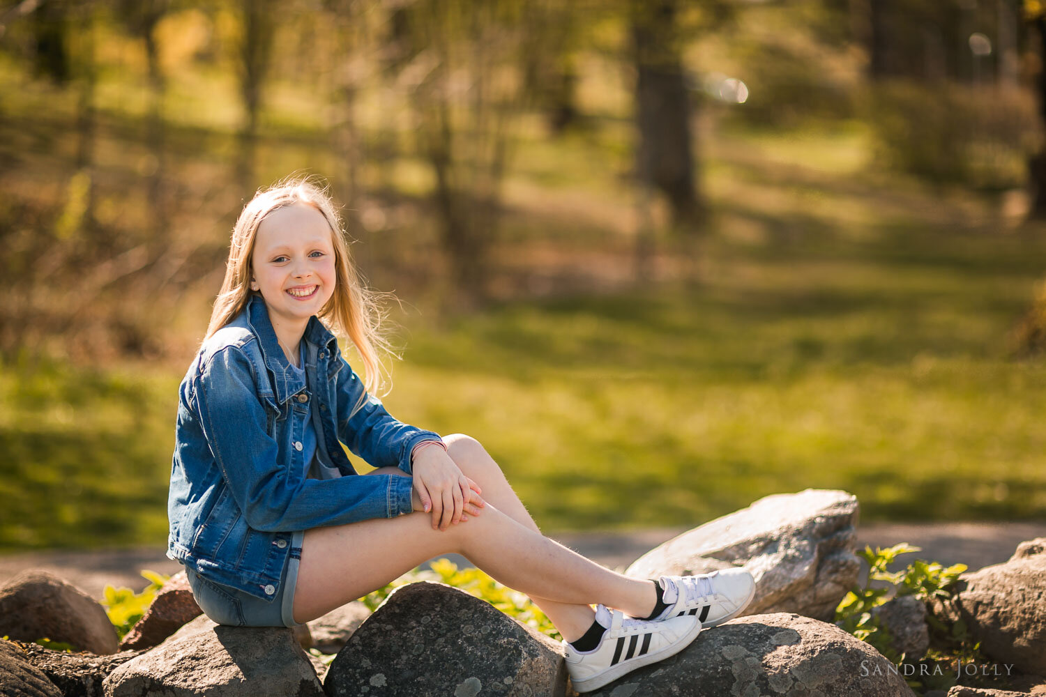 beautiful-portrait-of-a-blonde-tween-girl-by-Stockholm-photographer-sandra-jolly.jpg