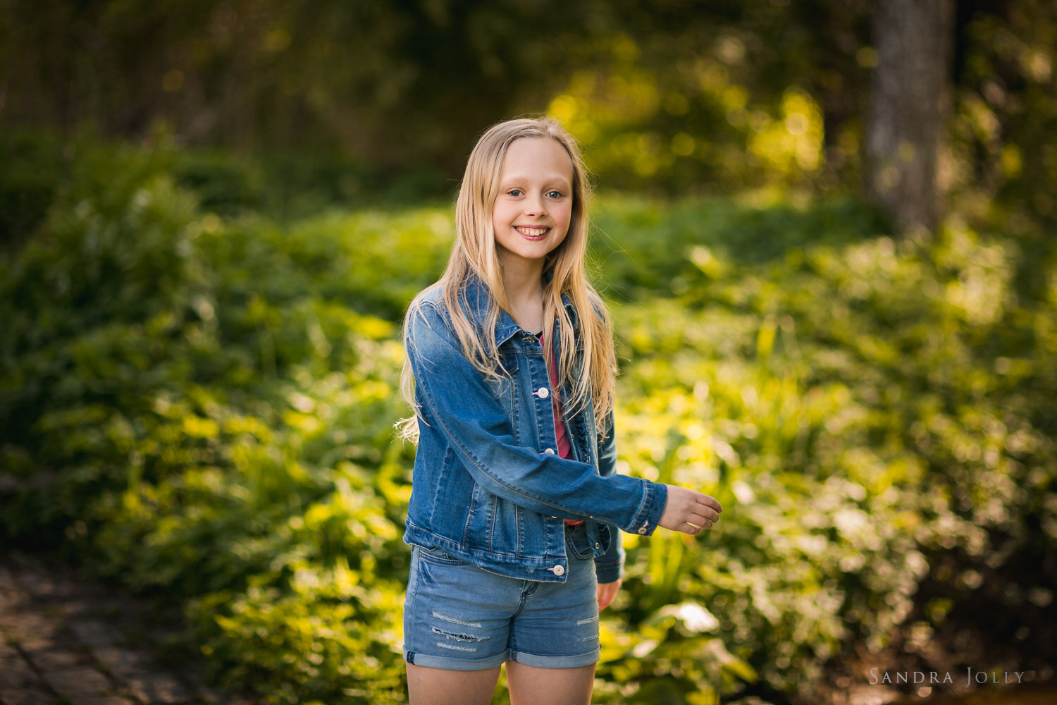 photo-of-happy-blonde-tween-girl-by-Stockholm-photographer-sandra-jolly.jpg