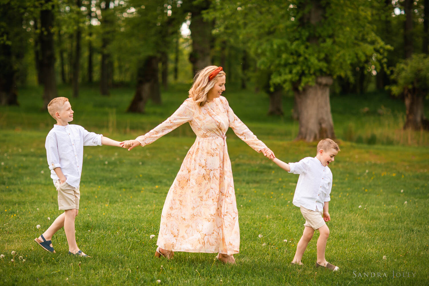 mom-walking-with-kids-by-stockholm-photographer-sandra-jolly.jpg