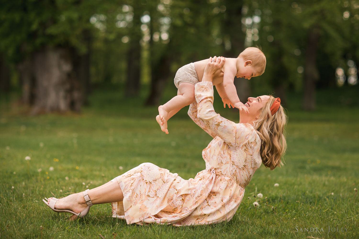 photo-of-mom-and-baby-by-stockholm-family-photographer-sandra-jolly.jpg