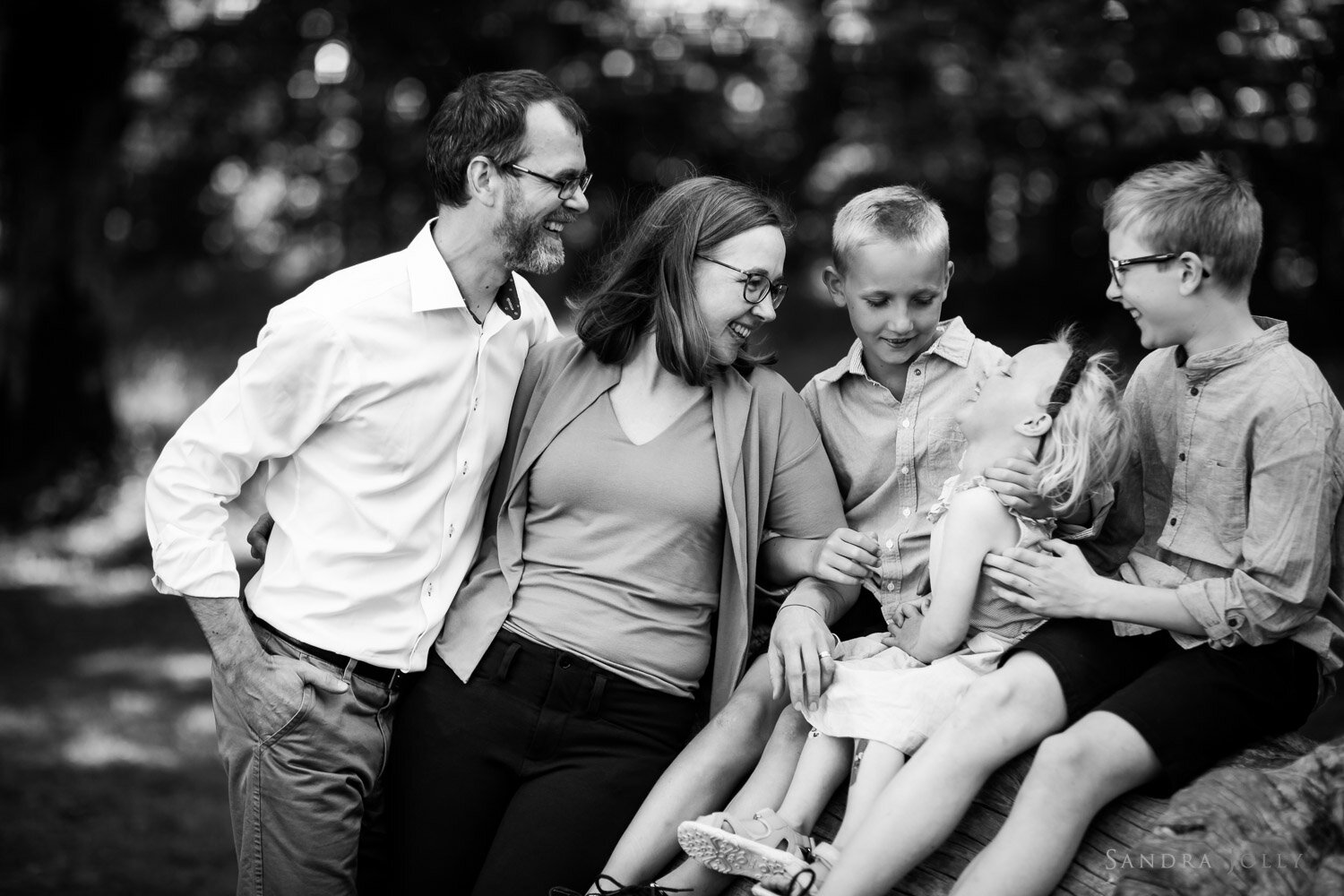 black-and-white-family-photo-by-stockholm-photographer-sandra-jolly.jpg