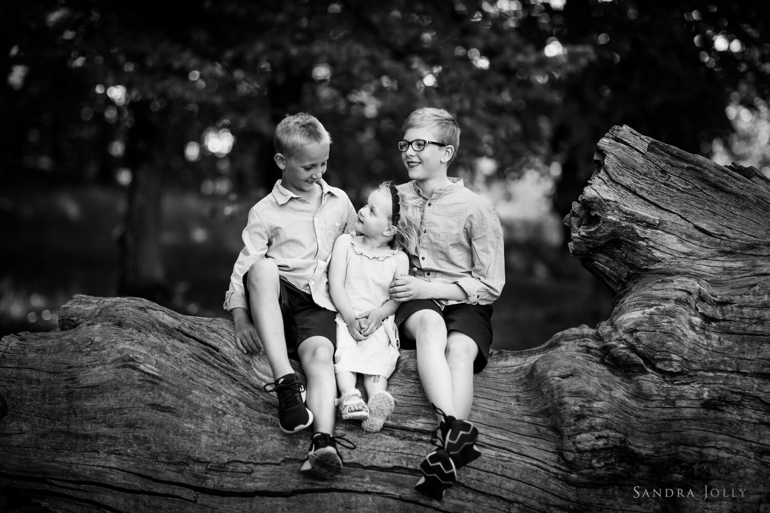 black-and-white-sibling-photo-by-stockholm-photographer-sandra-jolly.jpg