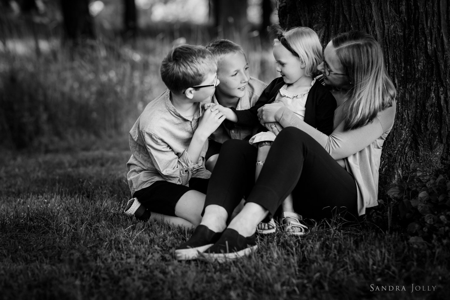 mother-and-children-photograph-by-stockholm-photographer-sandra-jolly.jpg
