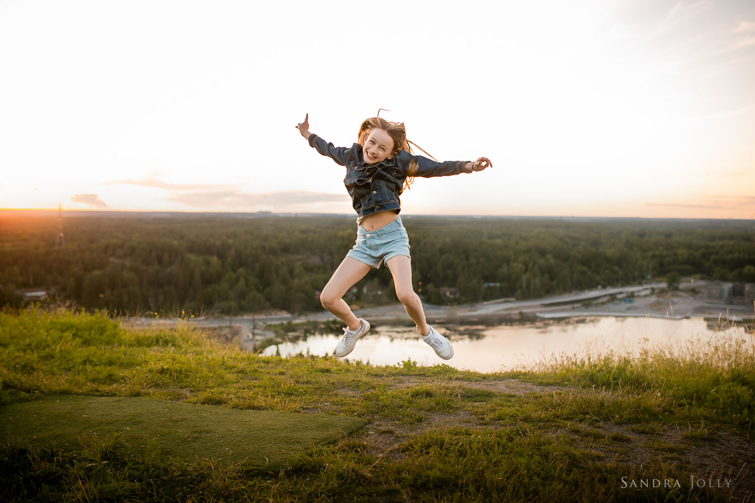 happy-girl-jumping-by-Stockholmfotograf-sandra-jolly.jpg