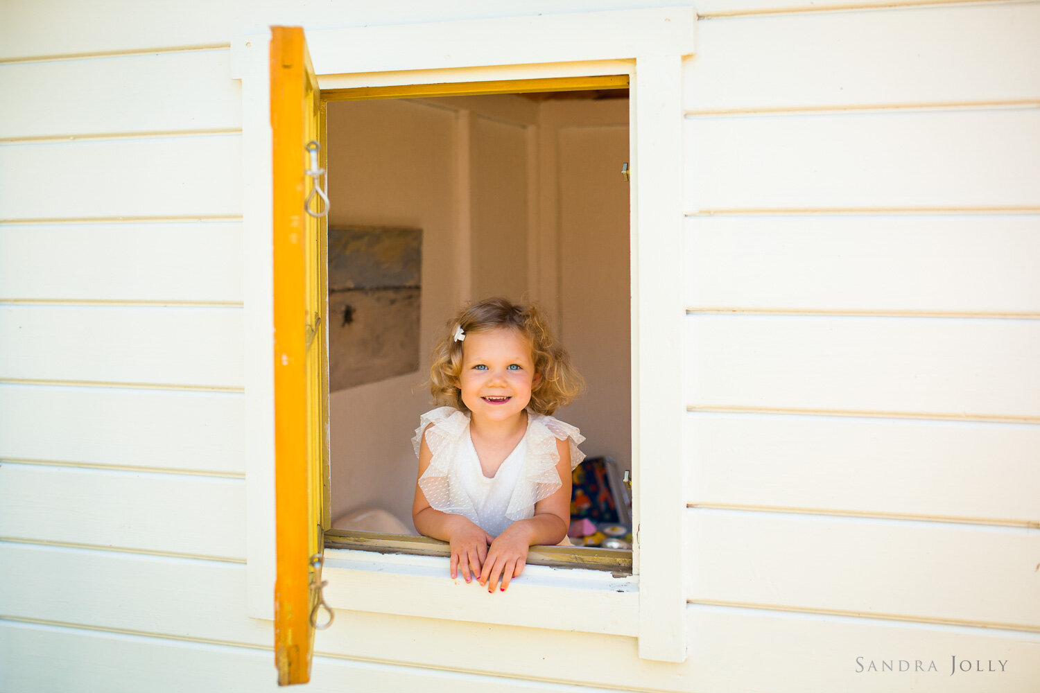 photo-of-little-girl-in-window-by-stockholm-photographer-sandra-jolly.jpg