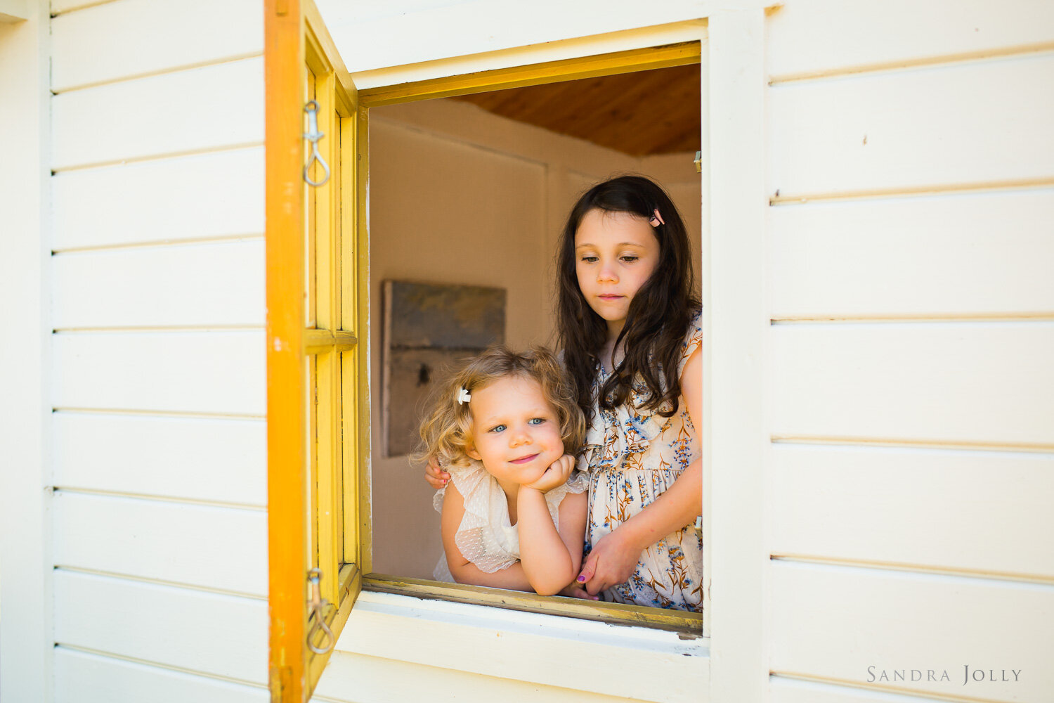 photo-of-sisters-in-a-playhouse-by-sandra-jolly-photography.jpg
