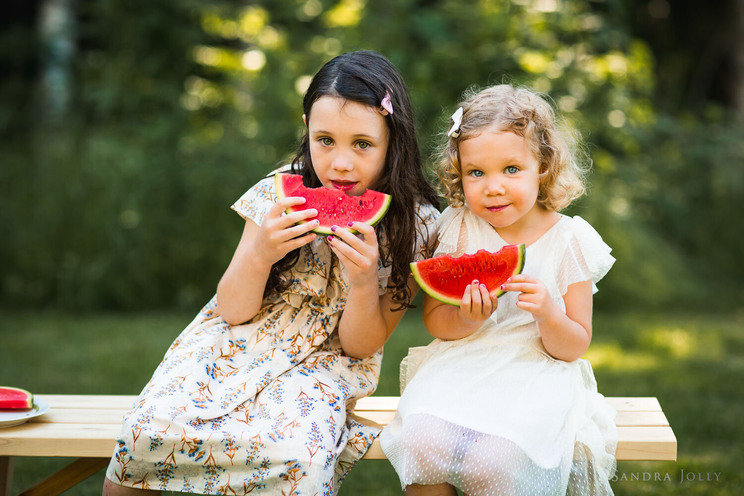 sisters-eating-watermelon-by-stockholm-portait-photographer-sandra-jolly.jpg