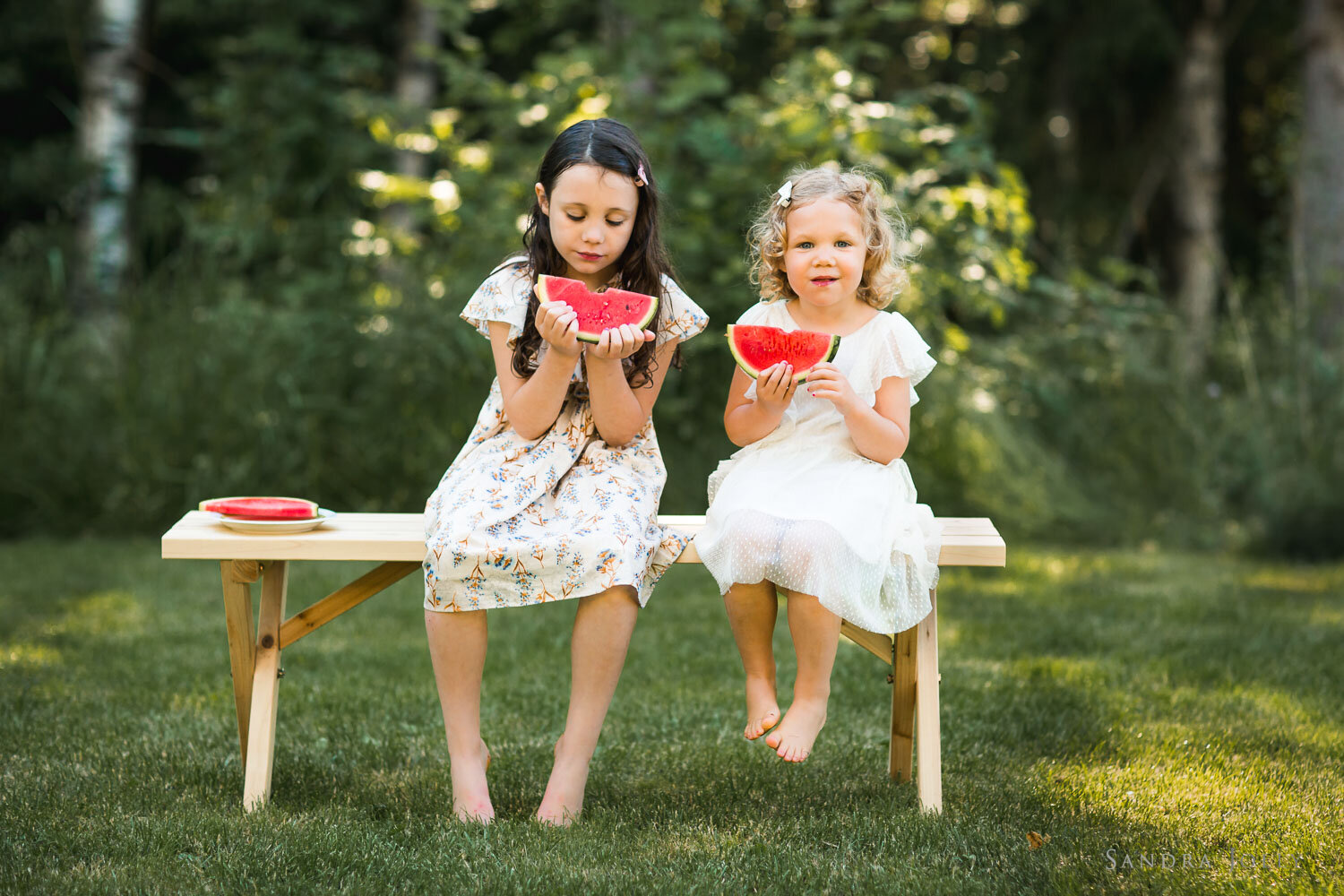 sisters-eating-watermelon-stockholm-family-photo-session.jpg