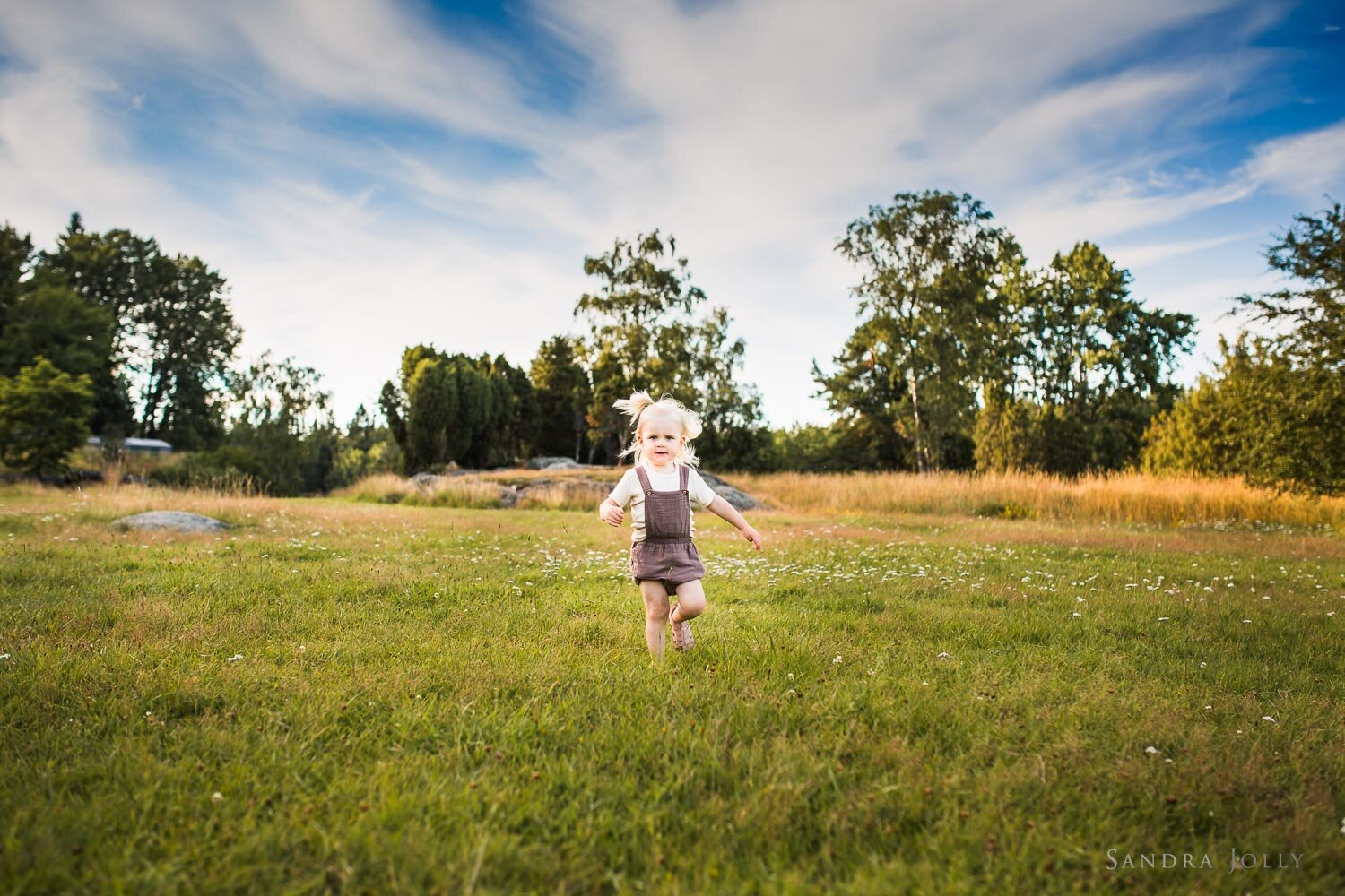 little-girl-running-down-a-hill-by-stockholm-familjefotograf-sandra-jolly.jpg