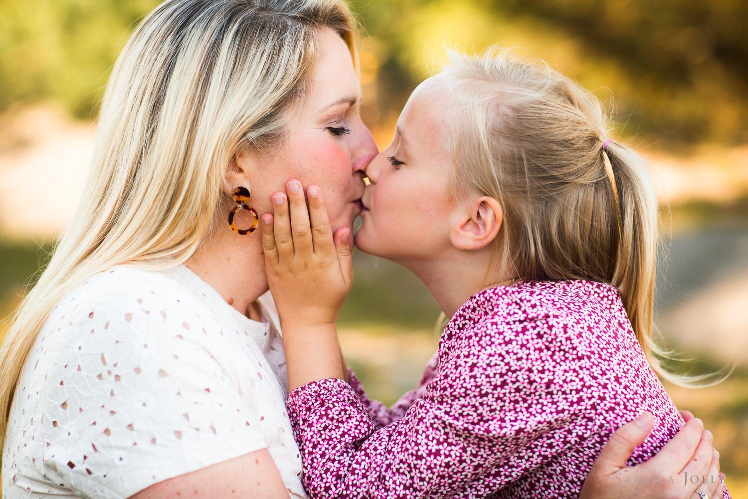 mom-and-daughter-kissing-by-stockholm-family-photographer-sandra-jolly.jpg