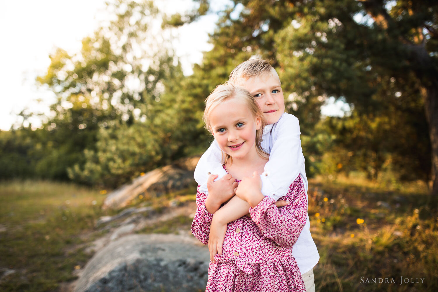 photo-of-beautiful-siblings-by-stockholm-family-photographer-sandra-jolly.jpg