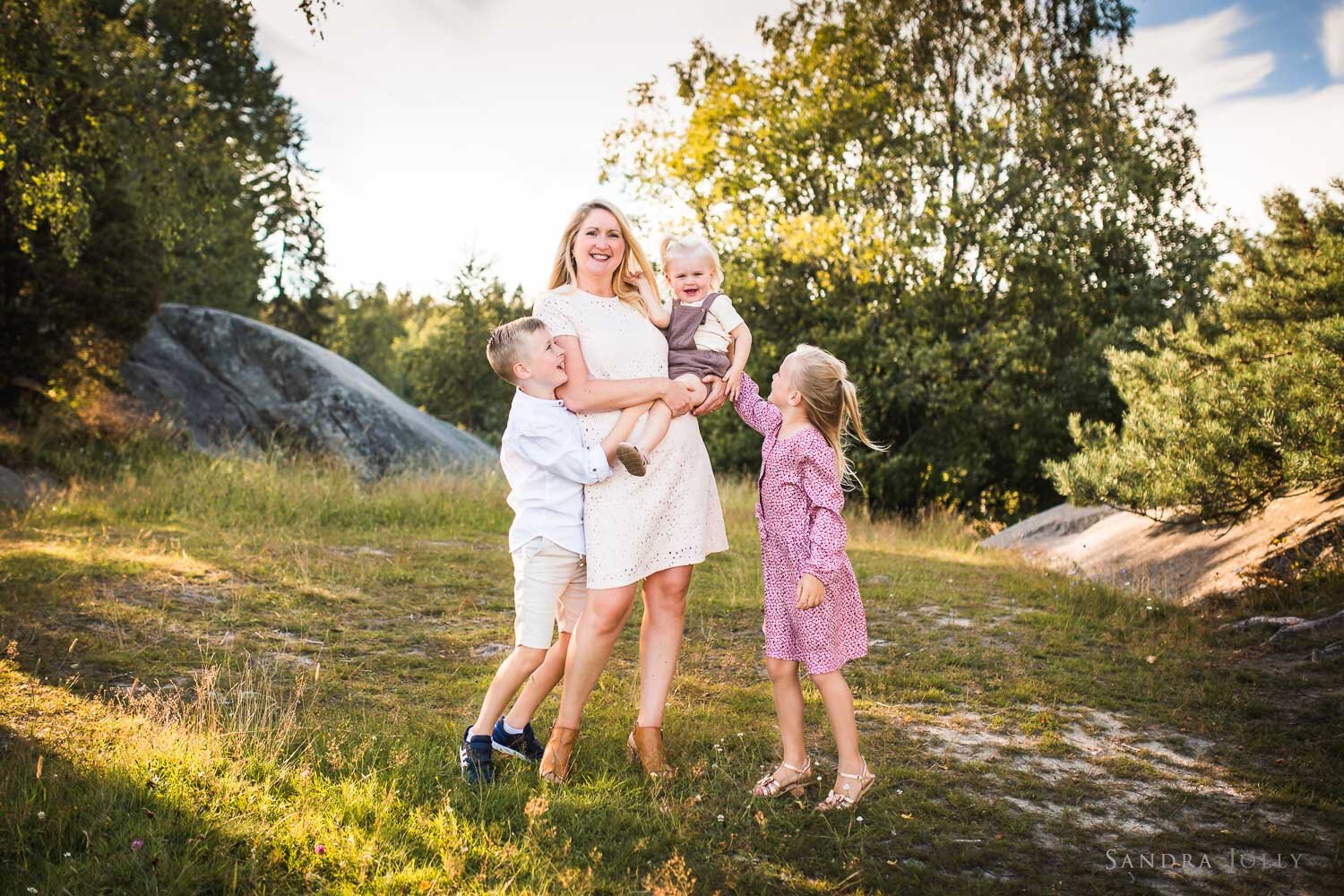 photo-of-happy-mother-and-children-by-stockholm-family-photographer-sandra-jolly.jpg