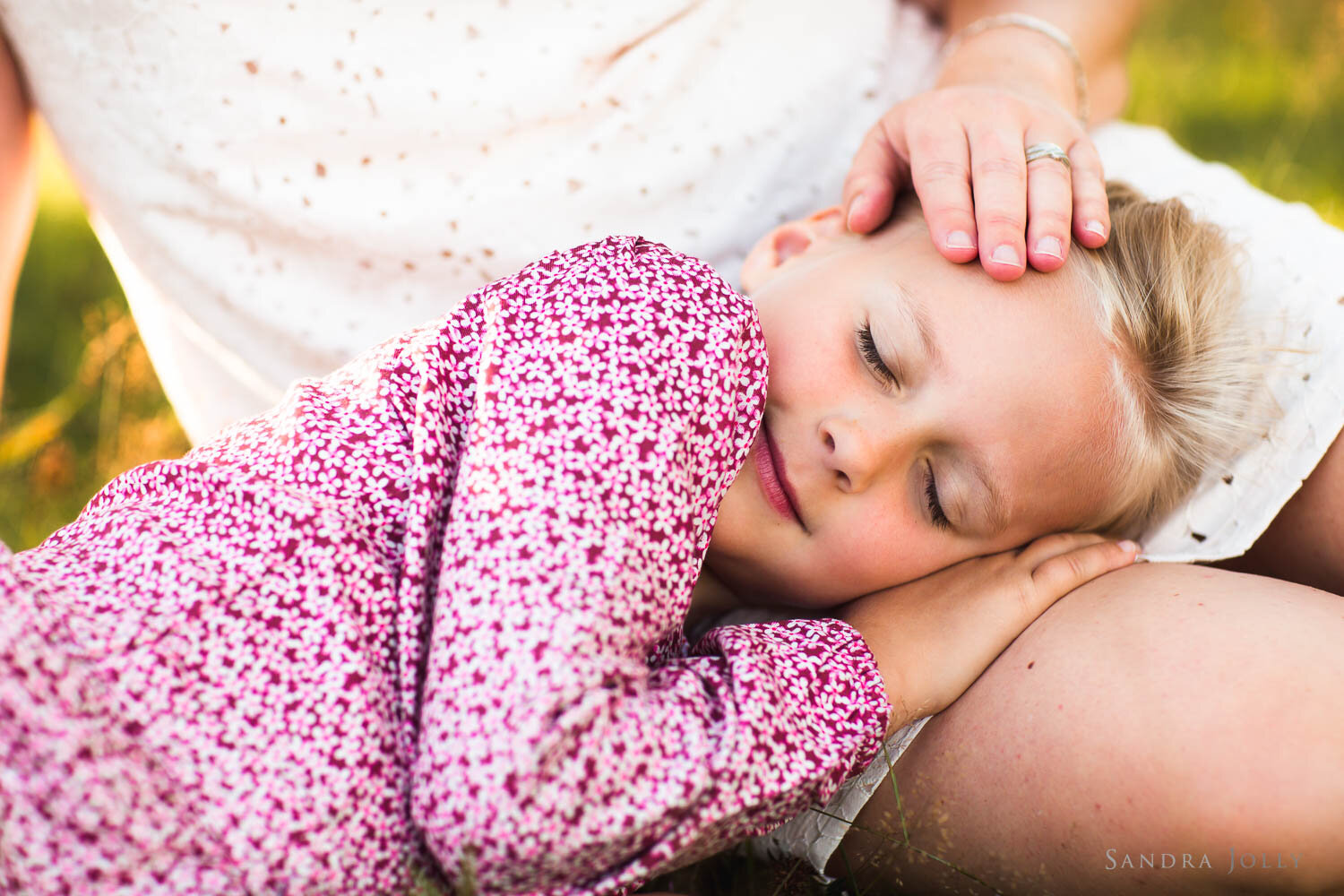 photo-of-little-girl-in-mother's-lap-by-sandra-jolly-photography.jpg