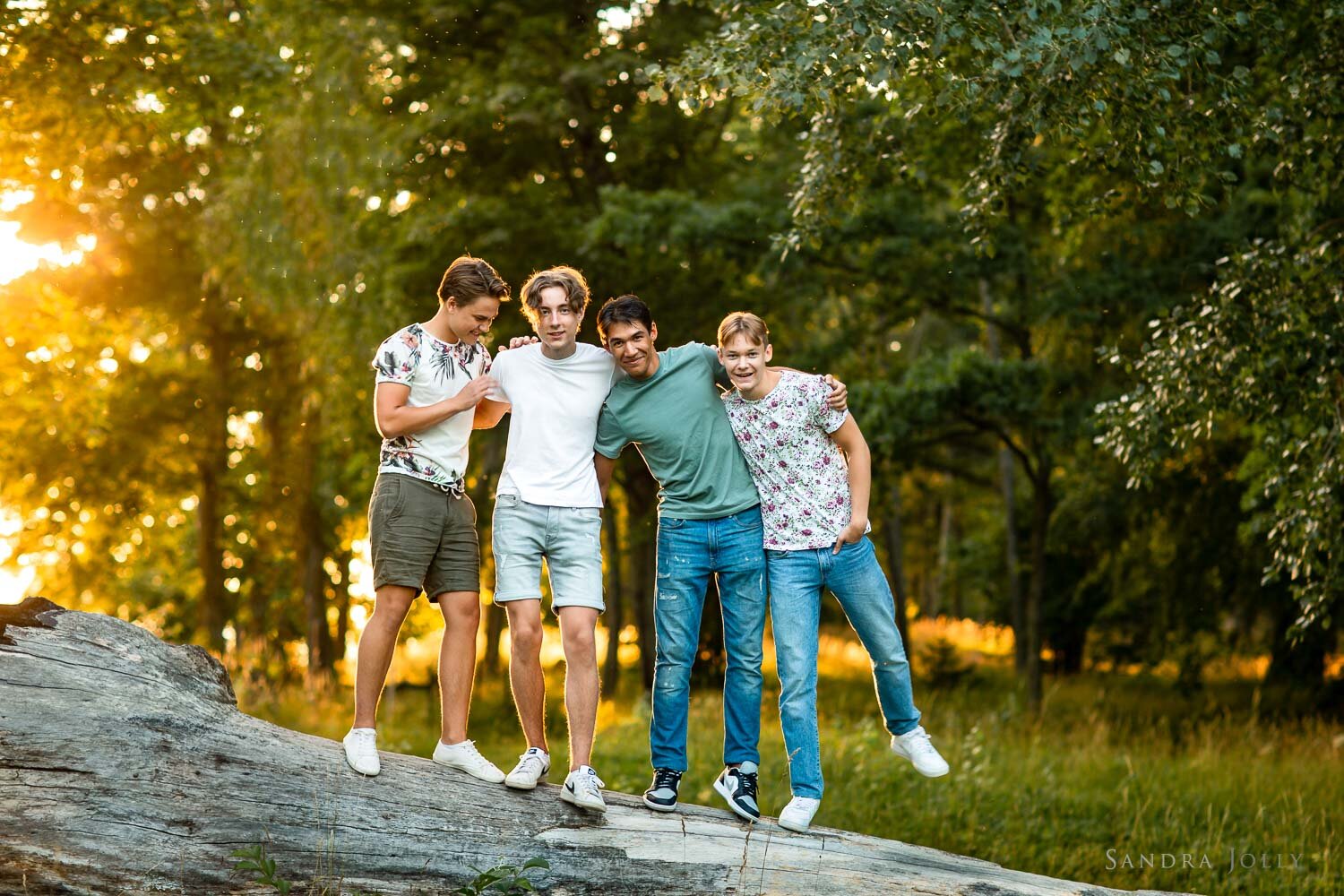 fun-teenage-friends-photo-session-in-stockholm-by-sandra-jolly-photographer.jpg