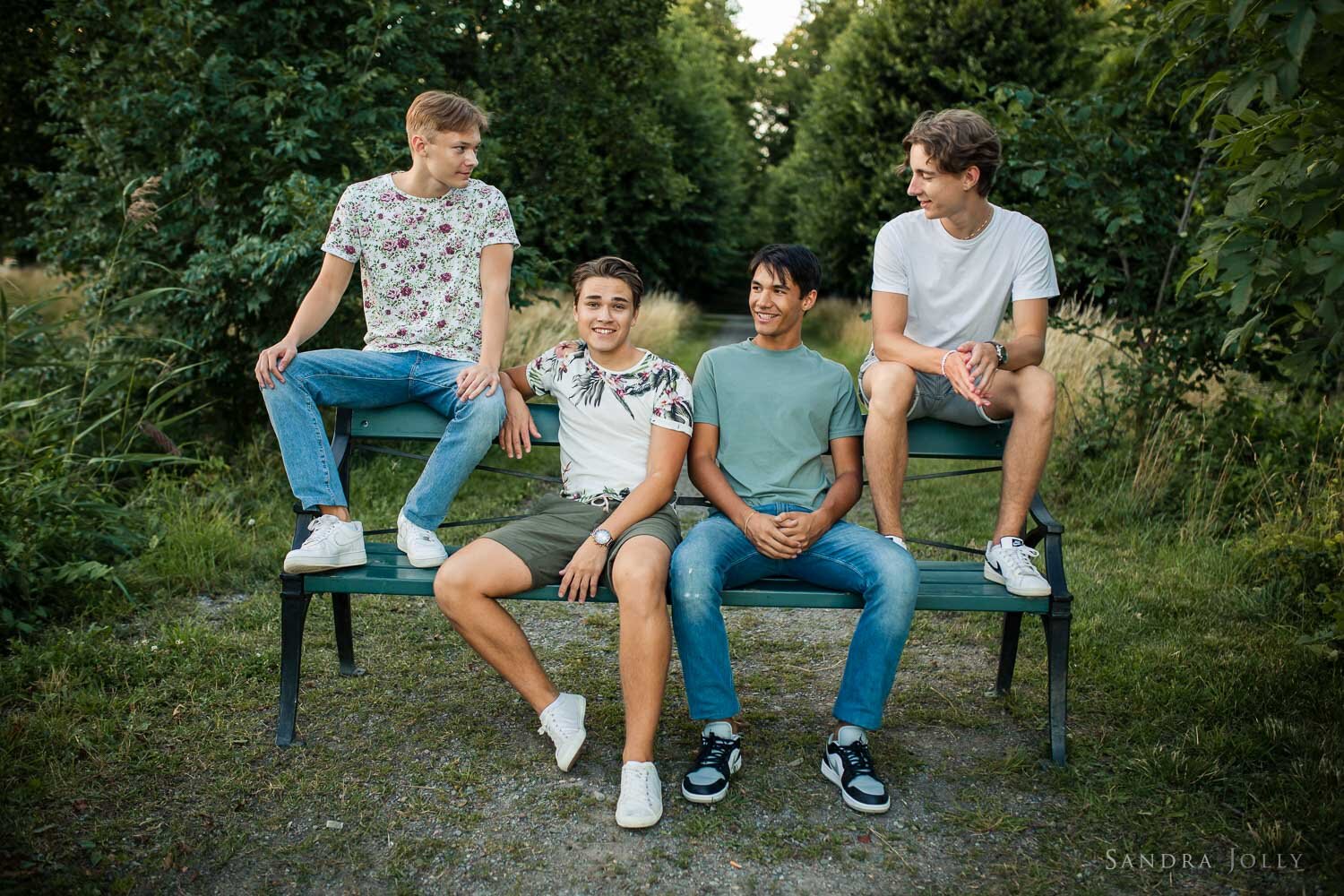cool-teenage-friends-sitting-on-a-bench-by-stockholm-family-photographer-sandra-jolly-photography.jpg