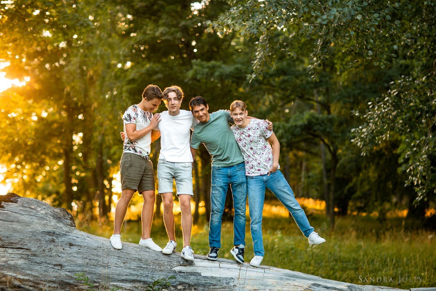 fun-teenage-friends-photo-session-in-stockholm-by-sandra-jolly-photography.jpg