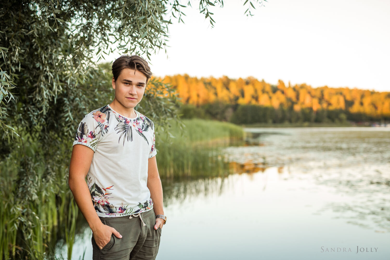 teenage-boy-by-the-water-by-best-family-photographer-in-sweden-sandra-jolly.jpg