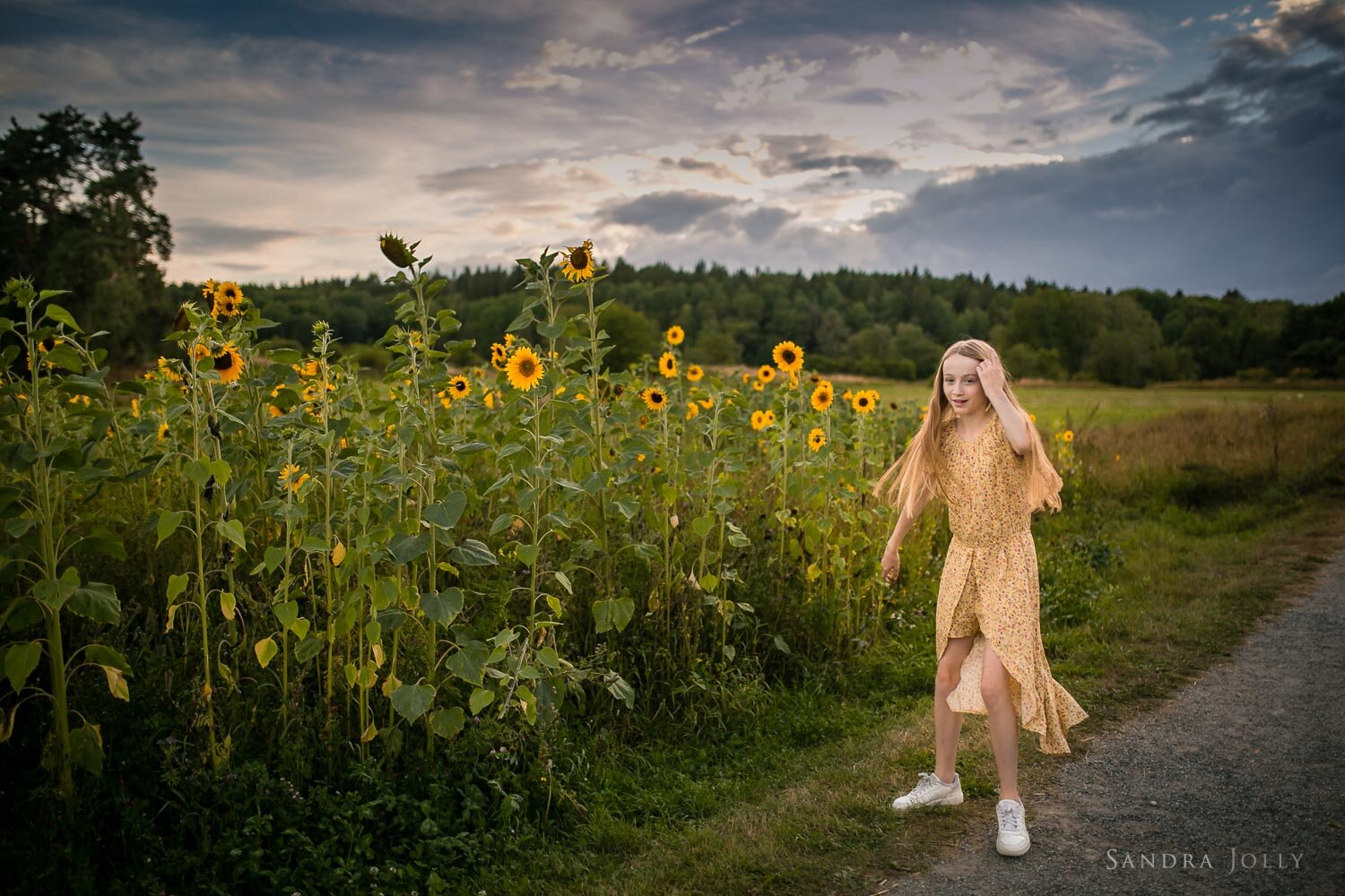girl-near-sunflowers-by-stockholm-family-photographer-sandra-jolly-photography.jpg