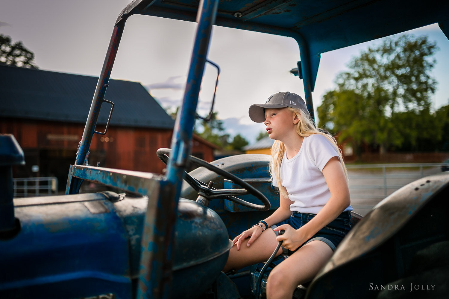 young-girl-driving-tractor-by-stockholm-family-photographer-sandra-jolly.jpg