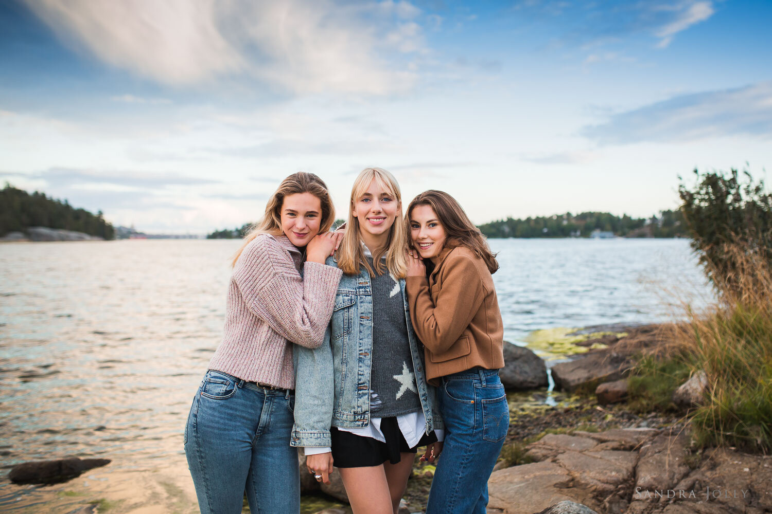 teenage-girls-sunset-photo-session-in-djursholm-by-sandra-jolly-photography.jpg