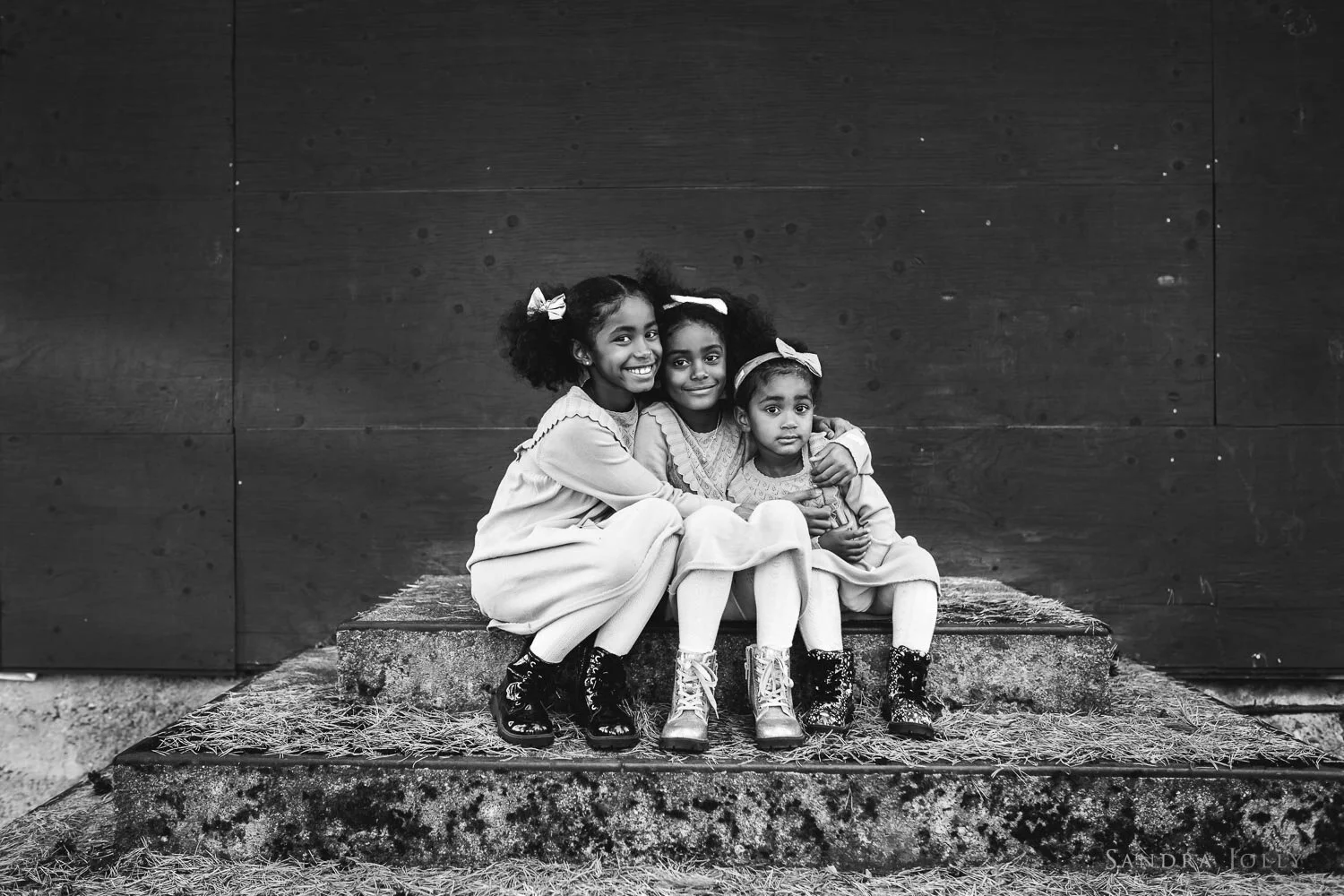 black-and-white-image-of-three-sisters-by-familjefotograf-sandra-jolly-photography.jpg